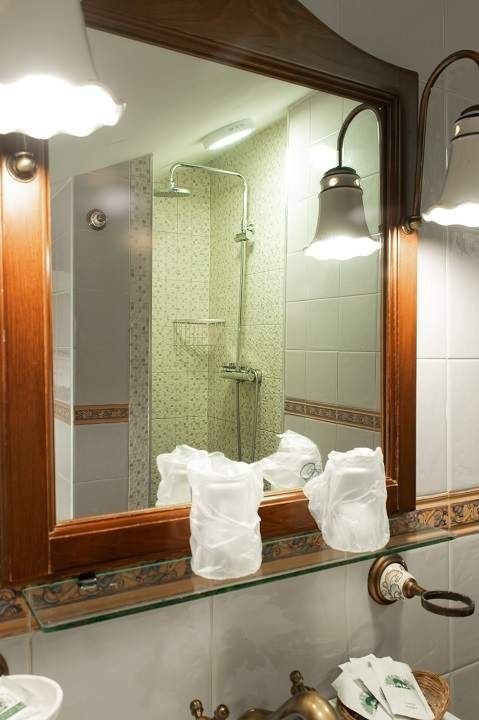 Baño con espejo y toallas