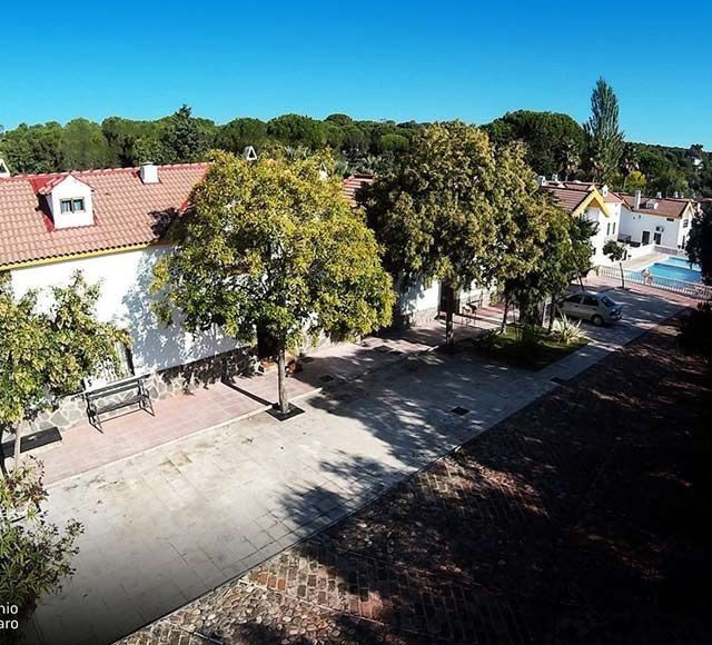 Vista aérea de casa con piscina