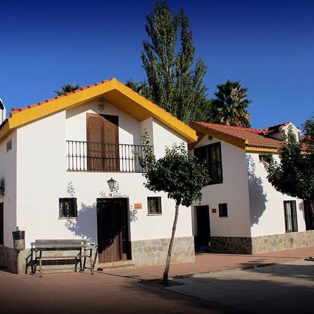 Casa blanca con tejado ámbar
