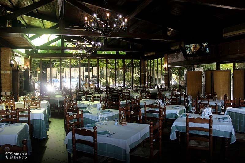 Comedor del restaurante con lámpara de araña