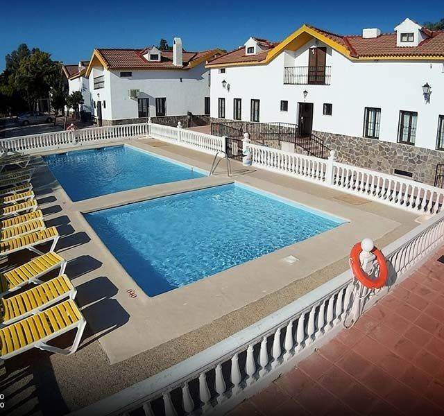 Piscina frente a edificio blanco